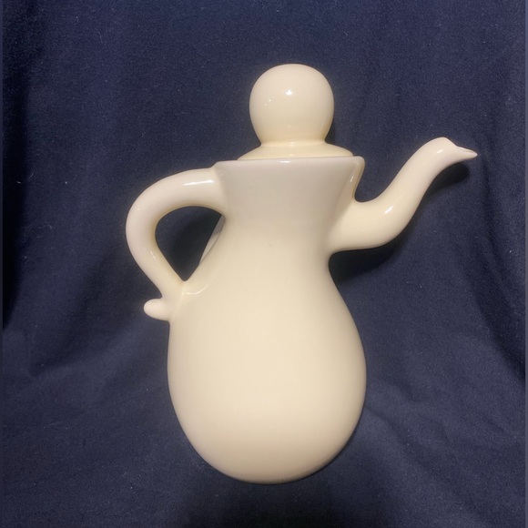 Teapot Retro vintage, cheeky, dancing, butter yellow teapot - Picture 3 of 16